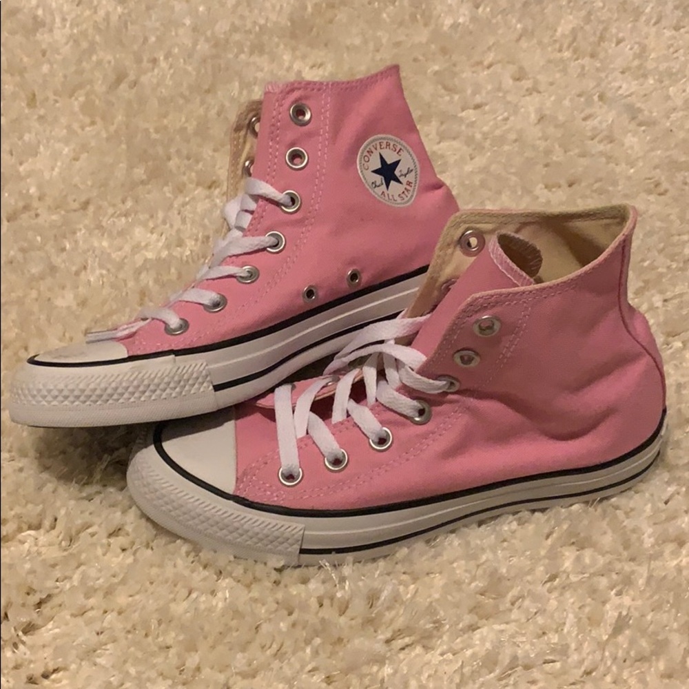 High Top Converse Size: 6 NEVER WORN